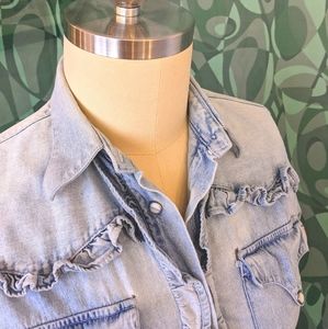 Vintage Guess denim ruffle cowgirl shirt 🐄